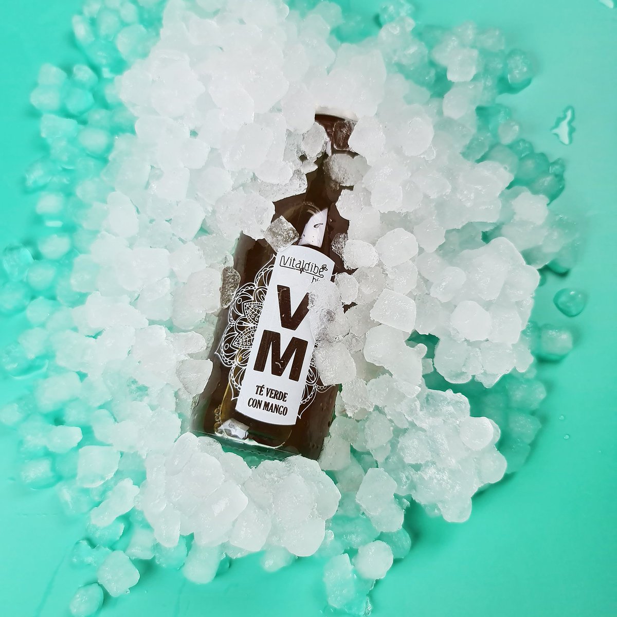 Nuestra infusión ecológica de té verde con mango se disfruta mucho más en frío. Por eso es un esencial en verano.