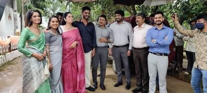 MyMovieBazaar Kannada (@mymoviebazaarka) on Twitter photo ಪವರ್ ಸ್ಟಾರ್ ಪುನೀತ್ ರಾಜಕುಮಾರ್ ಅಭಿನಯದ ಮೋಸ್ಟ್ ಎಕ್ಸ್ಪೆಕ್ಟೆಡ್ "ಜೇಮ್ಸ್" ಚಿತ್ರದ, ಚಿತ್ರೀಕರಣ ಭರದಿಂದ ಸಾಗುತ್ತಿದೆ 😍
#Punithrajkumar #Nayana #chikkanna #Rangayanaraghu #chethan #sandalwood #movie <a href="/PuneethRajkumar/">Puneeth Rajkumar</a> ಪವರ್ ಸ್ಟಾರ್ ಪುನೀತ್ ರಾಜಕುಮಾರ್ ಅಭಿನಯದ ಮೋಸ್ಟ್ ಎಕ್ಸ್ಪೆಕ್ಟೆಡ್ "ಜೇಮ್ಸ್" ಚಿತ್ರದ, ಚಿತ್ರೀಕರಣ ಭರದಿಂದ ಸಾಗುತ್ತಿದೆ 😍
#Punithrajkumar #Nayana #chikkanna #Rangayanaraghu #chethan #sandalwood #movie <a href="/PuneethRajkumar/">Puneeth Rajkumar</a>
