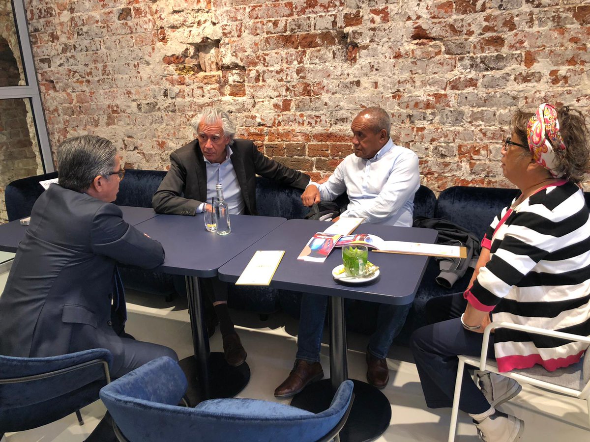 kbridenhaag's tweet photo. Ambassador Mayerfas discussed with Board Members Heka Leka Global about the plan to teach Indonesian language to Moluccan diaspora at the Van Gogh School, Assen.

#IndonesianWay https://t.co/Y9wSKRTlDT