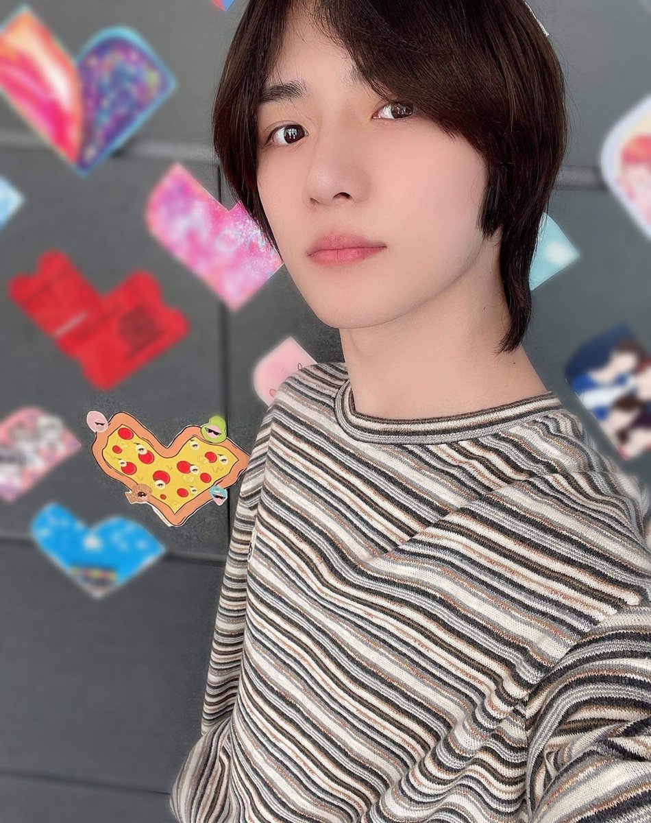 ♡ Title: Pineapple Pizza Heart for TXT!
♡ Description: This is Beomgyu's selca with my Heart of MOA entry during Freeze era. I drew it cutely &amp; I am so happy that txt saw it! When life gets hard, I look at this picture &amp; tell myself that life goes on.
#LOOKBACK_MOA <a href="/TXT_members/">TOMORROW X TOGETHER</a>