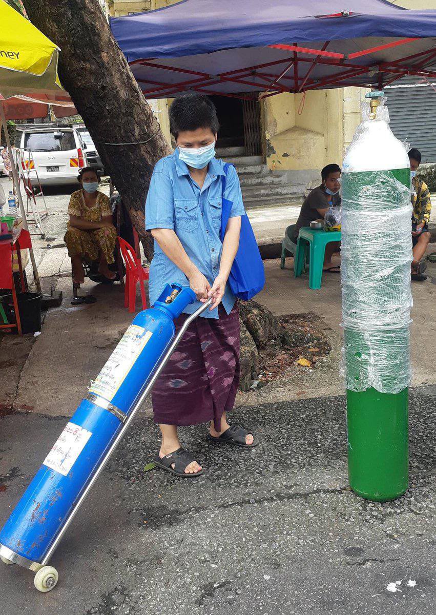 Photos of people’s from Yangon queued for refilling of oxygen.
#ICRC_SaveMyanmarPrisoners #WhatsHappeningInMyanmar #July23Coup