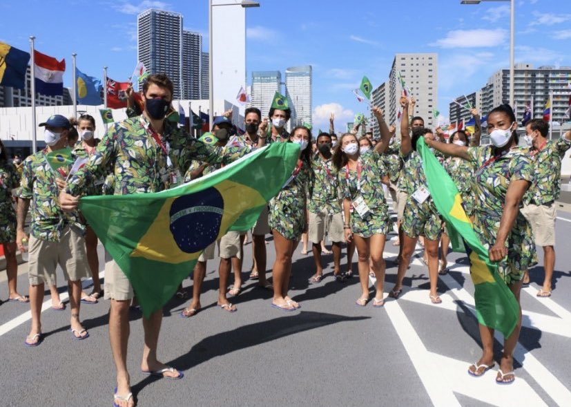 Carolinaxf_'s tweet photo. Todo mundo: gravata e terno

O Brasil: Havaiana, bermuda e blusa florida, amo
#cerimoniadeabertura #Tokyo2020 #JogosOlimpicos https://t.co/n2TGUpD1NG