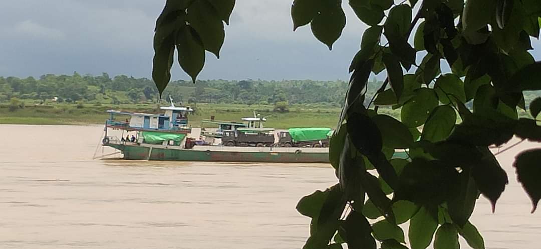 As Military's Speed Boats with full forces of Junta Troops shot continously with Heavy artillery shells into villages of #Kani tsp,#Sagaing today,a house was fired&amp;Villagers fled amidst Raining&amp;Flooding.A villager from Bomanzin village had been reported abducted..(1/2)#July23Coup