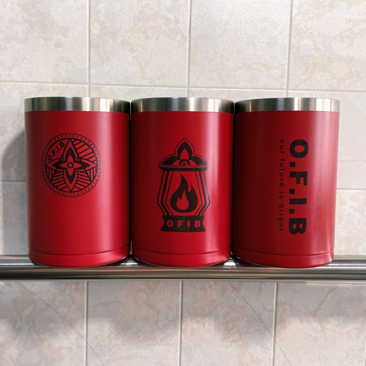 OFIB_OFFICIAL's tweet photo. CAN COOLER &amp; TUMBLER
左からCL/LANTERN/O.F.I.B
受注生産の為、7/25 pm18時迄となります。
冷たい飲み物を長時間楽しめる真空断熱構造
カラー、ネイビー　レッド
サイズ(外寸):約 幅7.2×奥行×7.2高さ11cm
重量:約172g
材質:ステンレス鋼
https://t.co/raKbiwZEkJ https://t.co/RAJeTh66ZP