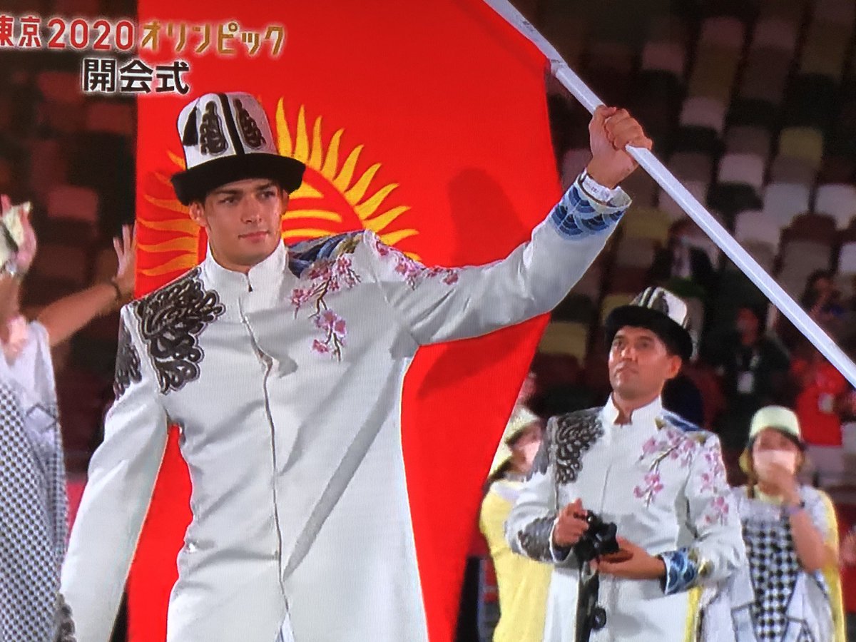 オリンピック開会式で注目の各国の衣装がどれも素敵で眼福 桜や富士山入れてくれてるの嬉しい ドイツの背中が Togetter