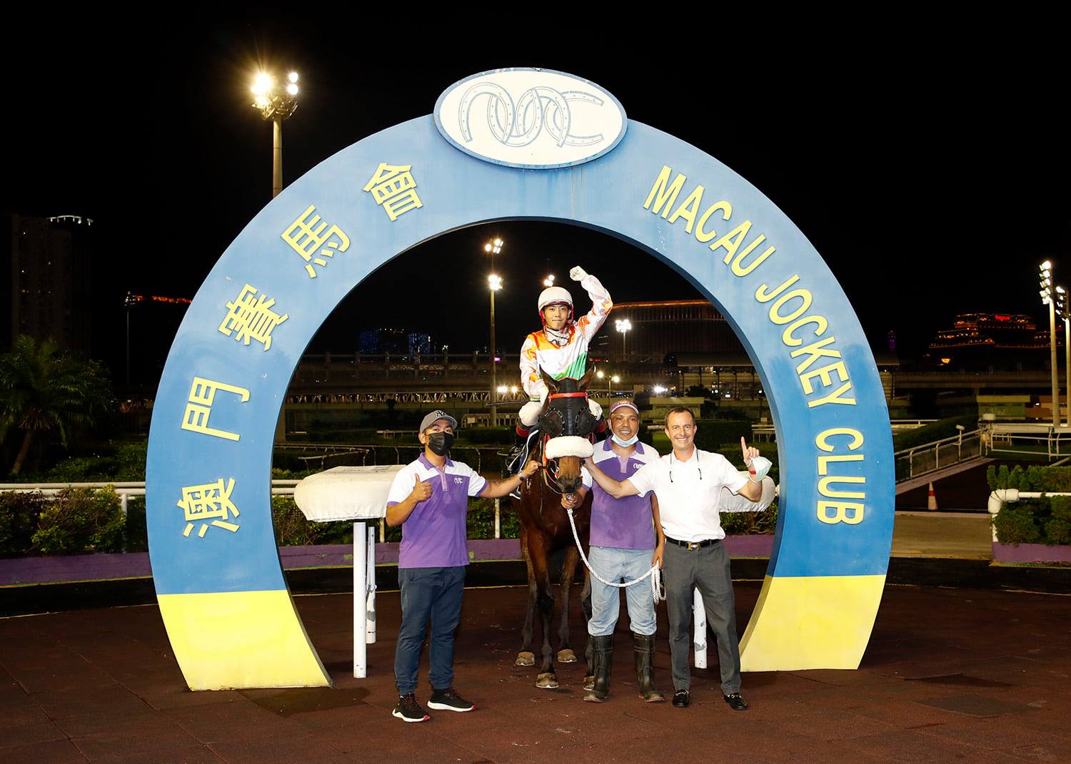 Macau Jockey Club 23 7 21 R2 1600米頭馬 世界精品馬主 楊惠珍及林蔚雄練馬師 史偉恩騎師 中野省吾第二場由三四班馬跑1600米 勢均力敵場合 結果由 世界精品 勝出 入彎已經咬住第二位 直路透出後彈甩對手贏馬 第二三名分別由 忘不了 及 好友