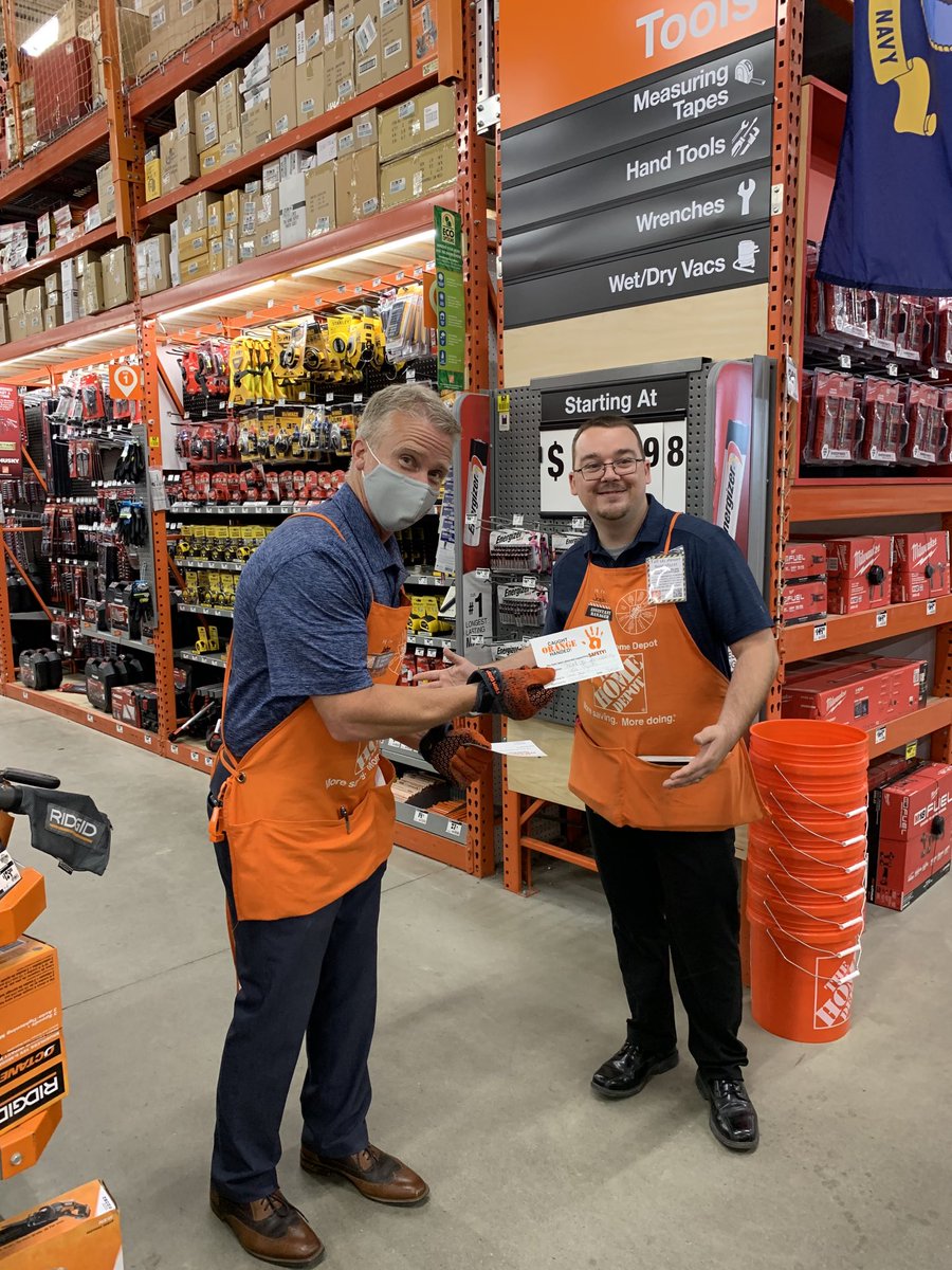 John Carr receiving a bravo card from ASM Josh from store 2404 for working safe and wearing safety gloves ⁦<a href="/JCHomeDepot/">John Carr</a>⁩ ⁦<a href="/JPhillipsD176/">Jason Phillips</a>⁩ ⁦<a href="/JasonArigoni/">Jason Arigoni</a>⁩ ⁦<a href="/DanCookMET176/">Dan Cook</a>⁩