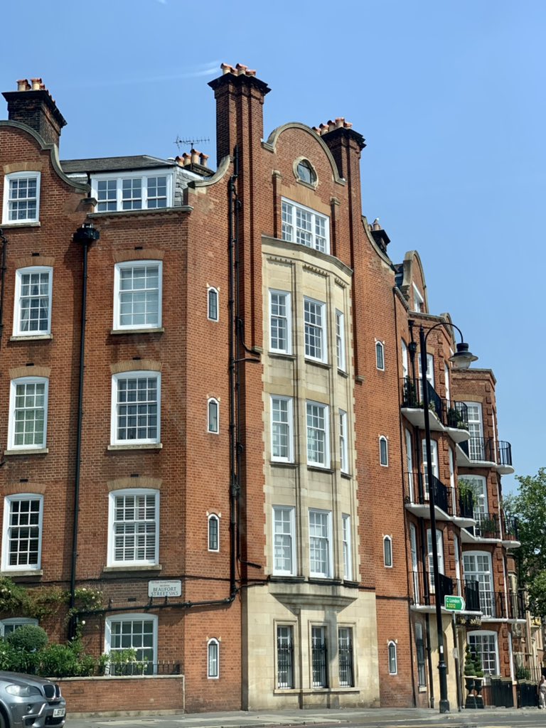 itsridiculous's tweet photo. North Kensington london #london #coffeework #coffee #architecture https://t.co/Zqq3Nn4DV9
