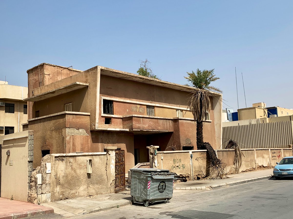 BAlmansoour's tweet photo. من خلال التجول في مدينة الرياض يمكن بوضوح تصنيف المساكن وفق موجات تصميمية واضحة المعالم 

١//
هذا الطراز اقدمها يتسم بالخلط بين العماره المسلحة والعمارة التقليدية المباني متفاوتة الحجم من صغيره ٢٠٠ متر الى قصور ٢٠٠٠ متر استخدام رشة دهان باللون الترابي واستخدام الخشب في النوافذ https://t.co/9IAeJ28P14