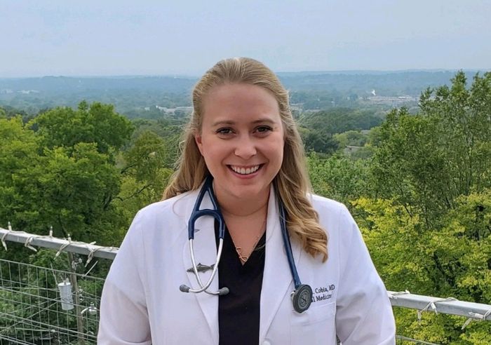 RebeccaRambar's tweet photo. USA : "J’admets à l’hôpital des jeunes en bonne santé atteints d’infections COVID très graves. 1 des dernières choses qu'ils font avant d'être intubés est de me supplier pour le vaccin. Je leur tiens la main &amp; dis que je suis désolée mais c'est trop tard."
https://t.co/9X2Qd0BlSH https://t.co/Ou3MMNjNLu