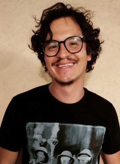 Señores @Coomevasaludeps el actor @biassini tiene 4 días esperando una cirugía de extracción de cálculo renal. La prepagada no le cubre el pago de dicha cirugía y la EPS no agiliza el traslado ¿qué tiene que pasar para que atiendan a un paciente? #CoomevaRespondeYA