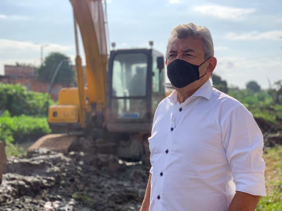 O prefeito Dr. João esteve nesta manhã na obra de dragagem de um trecho do Rio Sarapuí, altura do Jardim Paraíso. Logo após, ele se dirigiu à Rua Mauá, na Vila São João, e ouviu a demanda dos moradores da região.