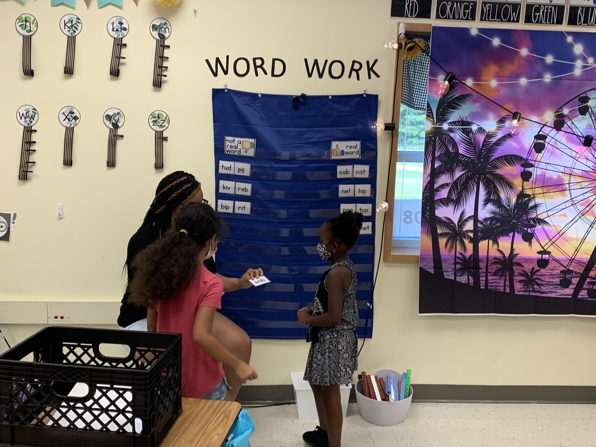 Greenwood_Elem's tweet photo. The summer learning experience CAN and SHOULD be flat out fun for both the students and adults. Ms. Compton’s literacy stations were engaging, data driven and lead by 3 adults (3-1 ratio)! Summer learning should feel and sound like CAMP! #GatorCamp #LearningThrougPlay https://t.co/fX0smd19yL