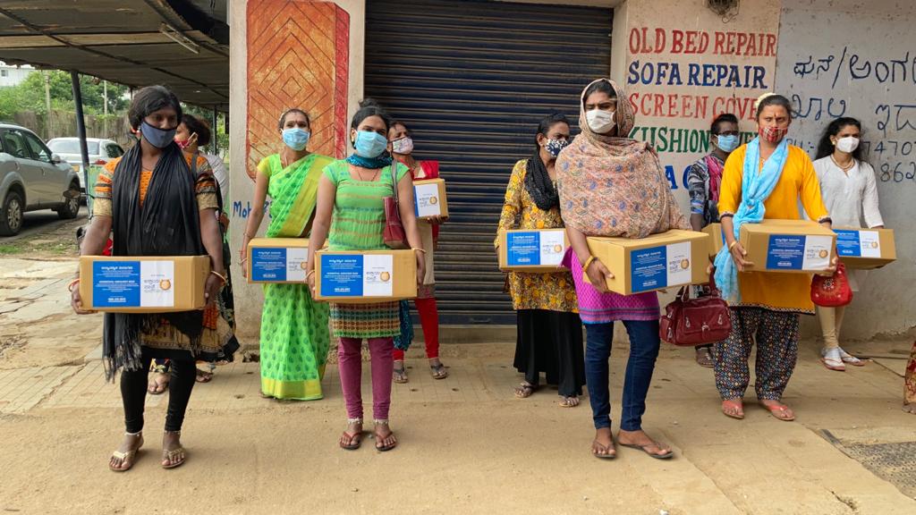 AkshayaPatra's tweet photo. Midway through June, the Akshaya Patra Foundation provided 100 kits and food packets to the transgender community in Byapanahall, Dasarahalli, Hasaraghatta- Bengaluru.
#AkshayaPatraFoundation #AkshayaPatraCares #StayHomeStaySafe #SocialDistanceing #StayHealthy #InThisTogether https://t.co/NaP7uqulBJ