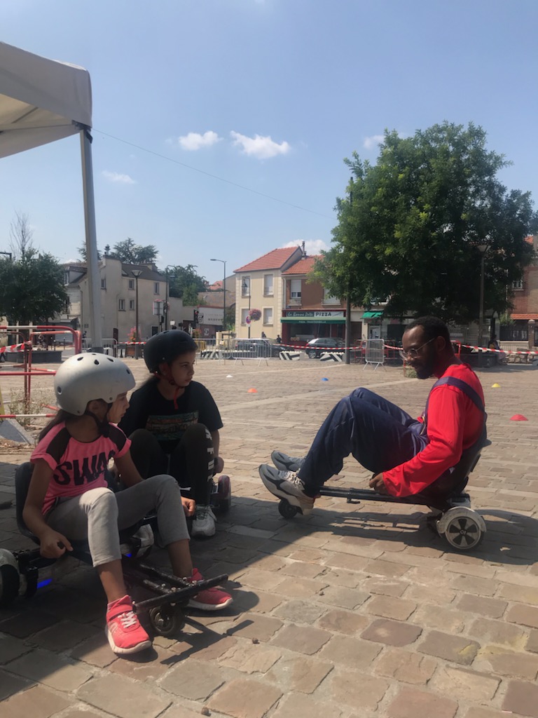 VilledeBagneux's tweet photo. En direct de l' #hoverkart #SuperMario place Dampierre! On continue jusqu'à 18h, venez venez ! Mario vous fait une démo et après c'est à vous ! https://t.co/FTYiWdfyjV