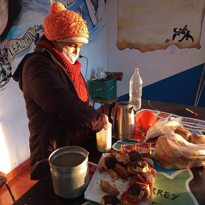 la_evaperon's tweet photo. Lxs compañerxs de virrey del pino realizaron una merienda para lxs vecinitxs. siempre con todos los recaudados necesarios para cuidarnos entre todxs. 😉🍗🍎
Te esperamos todos los lunes.
La patria es el otrx.
@ateneonkmatanza
#merienda
#solidariadad
#ateneonk https://t.co/mGzolvLZGy