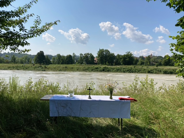 Die Caritas Fachambulanz für Suchtprobleme in #Dingolfing hat am heutigen #drogentotengedenktag gemeinsam mit vielen Partnern in der Stadt Dingolfing eine Gedenkveranstaltung für verstorbene Drogenkonsumentinnen und -konsumenten am Isarufer organisiert.