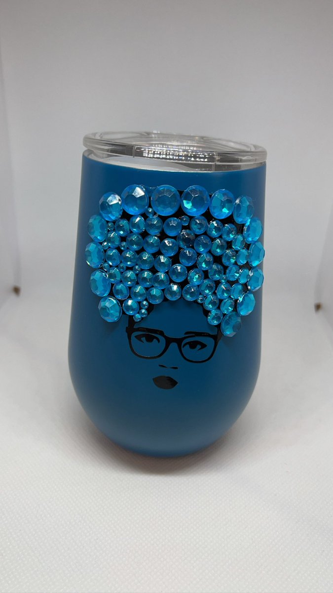 MeekChic1's tweet photo. New MERCH ‼️
Pearly Mae water bottle &amp; I got the Blues blinged tumbler 
Link in bio 
#blackgirlmagic #blackowned #BlackOwnedBusinesses #tumbler #blingedtumbler https://t.co/JSXzOl6dSK