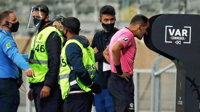 delta903fm's tweet photo. 📻 #Ahora en #CiudadanoComún | 📞 Juan Bava, ex árbitro de fútbol - @HoracioCabak @BarbiPerrone @Diegokol 

👉 A Boca le anularon dos goles lícitos a causa del VAR ¿sirve o no? https://t.co/5KgVMrFLPz