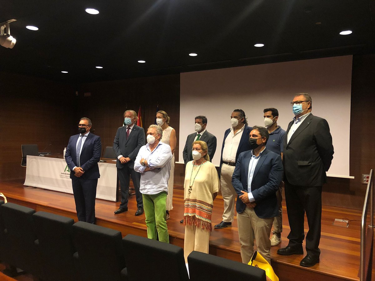 ccaelpuerto's tweet photo. @ccaelpuerto hoy, con @CocahiInfo y @comercioAND en reunión con nuestra Directora General de Comercio. 
#sincomercionohayciudad #juntossaldremosadelante https://t.co/ADYhwJJ5Bi