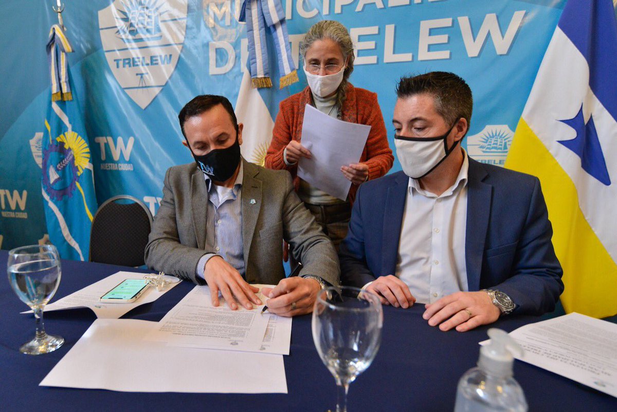 TWAMADERNA's tweet photo. Hoy licitamos el Centro Integral de la Mujer de Trelew, el primero construido en Chubut con fondos nacionales.
Es la concreción del esfuerzo de miles de mujeres que lucharon y luchan para erradicar la violencia de Género.
Seguimos ampliando derechos.
#TrelewAvanza https://t.co/qd4ASFeShv