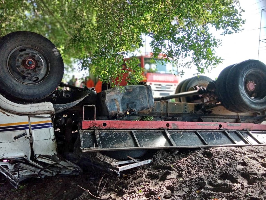 SonoraFM_sv's tweet photo. Un fallecido y dos lesionados dejó un accidente de tránsito en el caserío Piedra Roja, Cantón Las Isletas, en la calle a a Playa San Marcelino en San Pedro Masahuat. @BomberosSV atendieron el hecho y auxiliaron a las víctimas. https://t.co/o116VlGvom