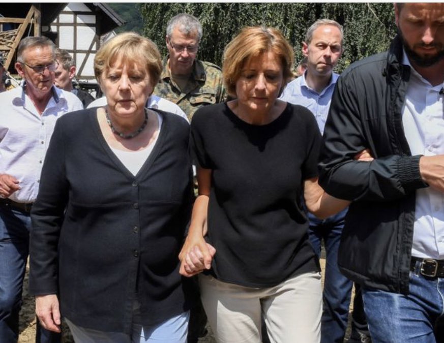 begonavillacis's tweet photo. Merkel (CDU) y Malu Dreyer (SPD). Más de 170 compatriotas acaban de perder la vida en las recientes inundaciones.

Sus manos deberían servir para recordarnos lo que es, o debiera ser la política.

Y todo lo que desde el 78 hemos desaprendido en España. https://t.co/glqjT3bYwh