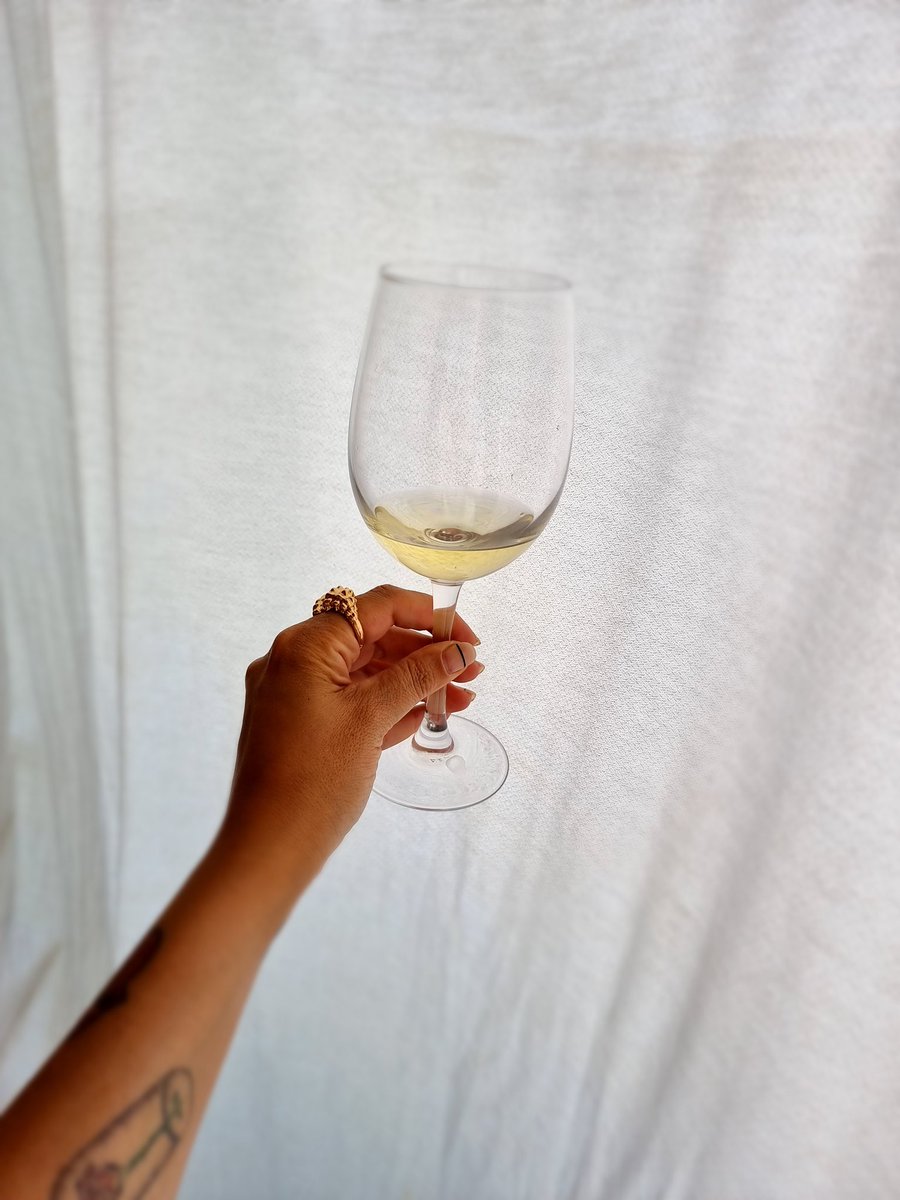 Para brindar o para olvidar....cuando hacemos coincidir las copas a la voz de ¡Chin Chin!siempre hay un motivo aparente ....yo suelo hacerlo siempre en positivo y vosotros ¿ Cuál ha sido vuestro último Chin Chin ?
#Winelovers #Whitewine #winetime <a href="/vinodelamancha/">Vino DO La Mancha</a> <a href="/experienciavino/">winexperience.com.mx</a>