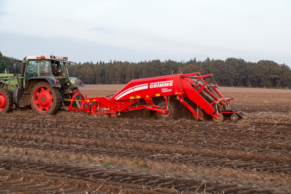 GRIMMEGroup's tweet photo. We are ready for the new season 🥔
Two-phase harvesting process with the WR 200 and SE 260. 
#GRIMME #GRIMMEGroup #WR #SE260 https://t.co/bY78C99kdC
