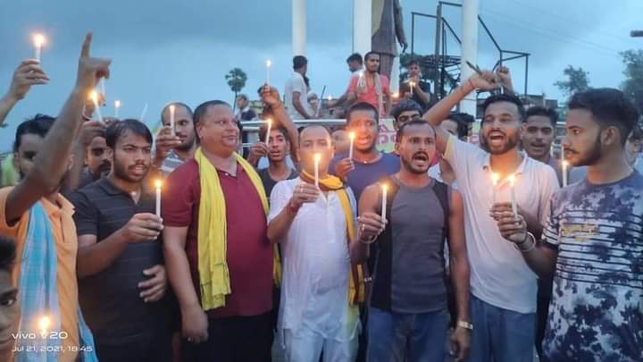 justice4harsh's tweet photo. इस कैंडल मार्च में जुड़ कर सहयोग करने के लिए धन्यवाद, पर ऐसे कैंडल्स ना जाने कितने जले कितने बुझे! हमारे भाई के न्याय की लड़ाई का यह पहला कदम था, हमें तब तक नहीं रुकना है जब तक अपराधियों को मौत नहीं होती , साथ रहें सहयोग करें !🙏
#justiceforharsh #justice4harsh
@aajtak 😭😭😭🙏🙏 https://t.co/3S3k2tJYEK