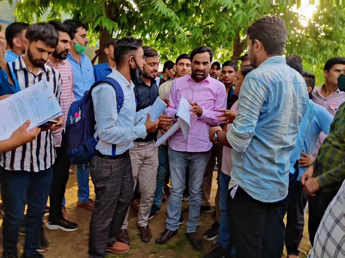 Jitendr52972890's tweet photo. आज कनिष्ठ सहायक भर्ती 2018  मे प्रसाशनिक सुधार विभाग द्वारा आनलाइन लिंक जारी कर के दुरस्थ स्थानों पर पदस्थापित नवनियुक्तो को ग्रह जिला दिलवाने क लिए #RLP के संयोजक और लोकसभा सांसद नागौर क्षेत्र श्री हनुमान बेनीवाल जी से मुलाकात कर उन्हें ज्ञापन दिया।
@hanumanbeniwal https://t.co/nz3raJd8A1