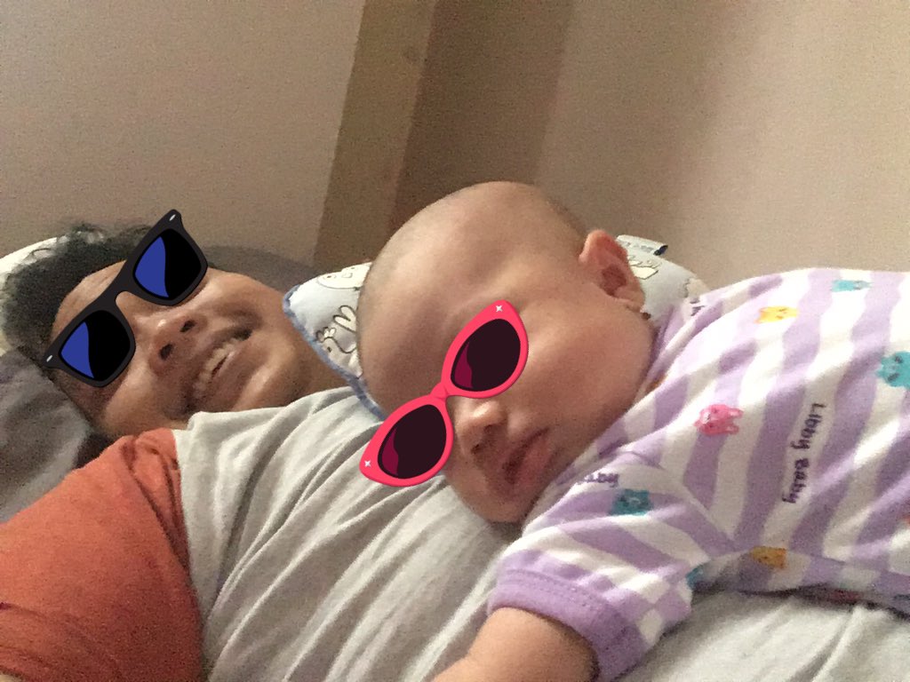 Ini bayik udah kebiasaan tidur di perut babenya sambil digoyang goyangin