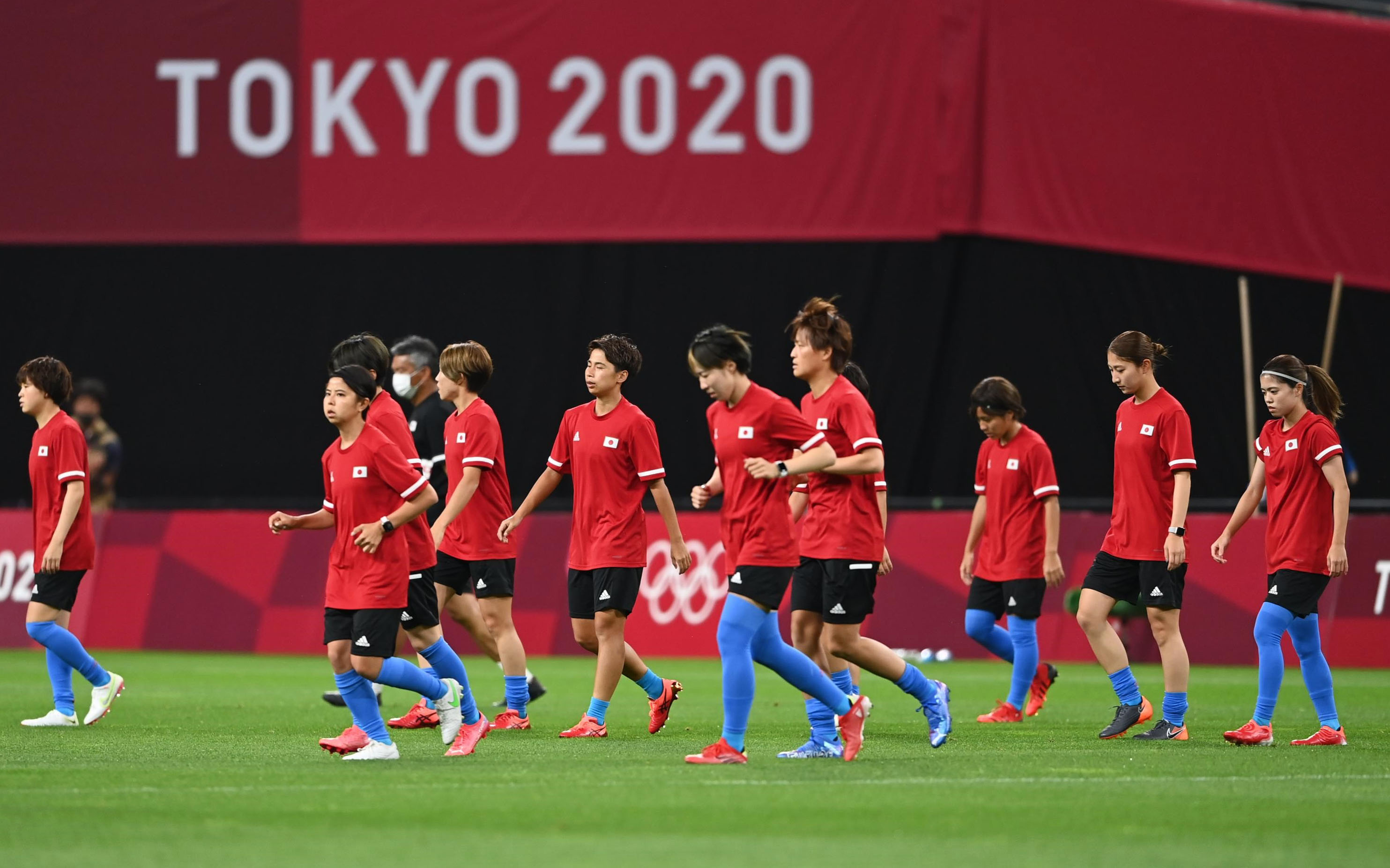 日経 写真映像 東京オリンピック 札幌ドームではサッカー女子日本代表 なでしこジャパン のメンバーがピッチに登場しました 午後7時30分からカナダとの試合が無観客で始まります 東京五輪ビジュアルリポートはこちら T Co Ix0whuaawv
