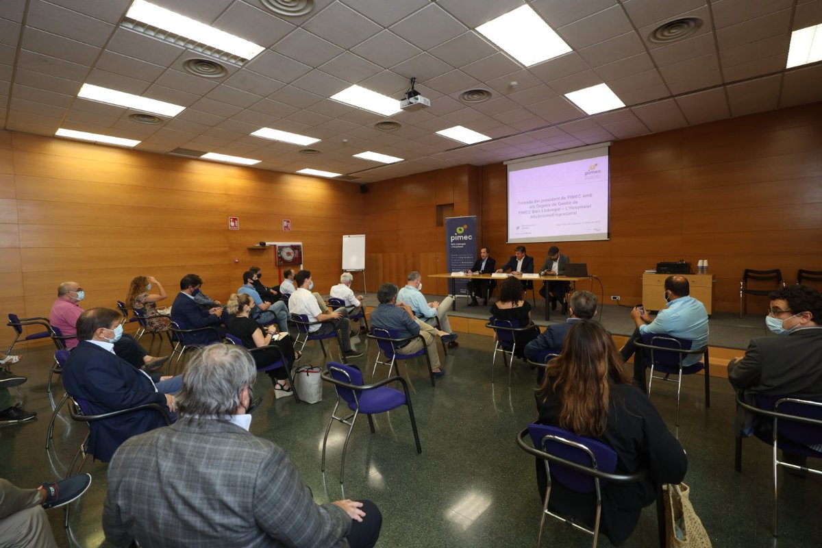 Pimec's tweet photo. 🗣️ @MollJuan: "Cal acabar el nou accés viari i ferroviari al @portdebarcelona i el Nus del Llobregat, el soterrament de Rodalies a l’Hospitalet i el cobriment de la #GranVia"

🚄 "El #PladeRodalies és la clau per fer un gran salt en la millora de la mobilitat" https://t.co/xTeeAPyMzx