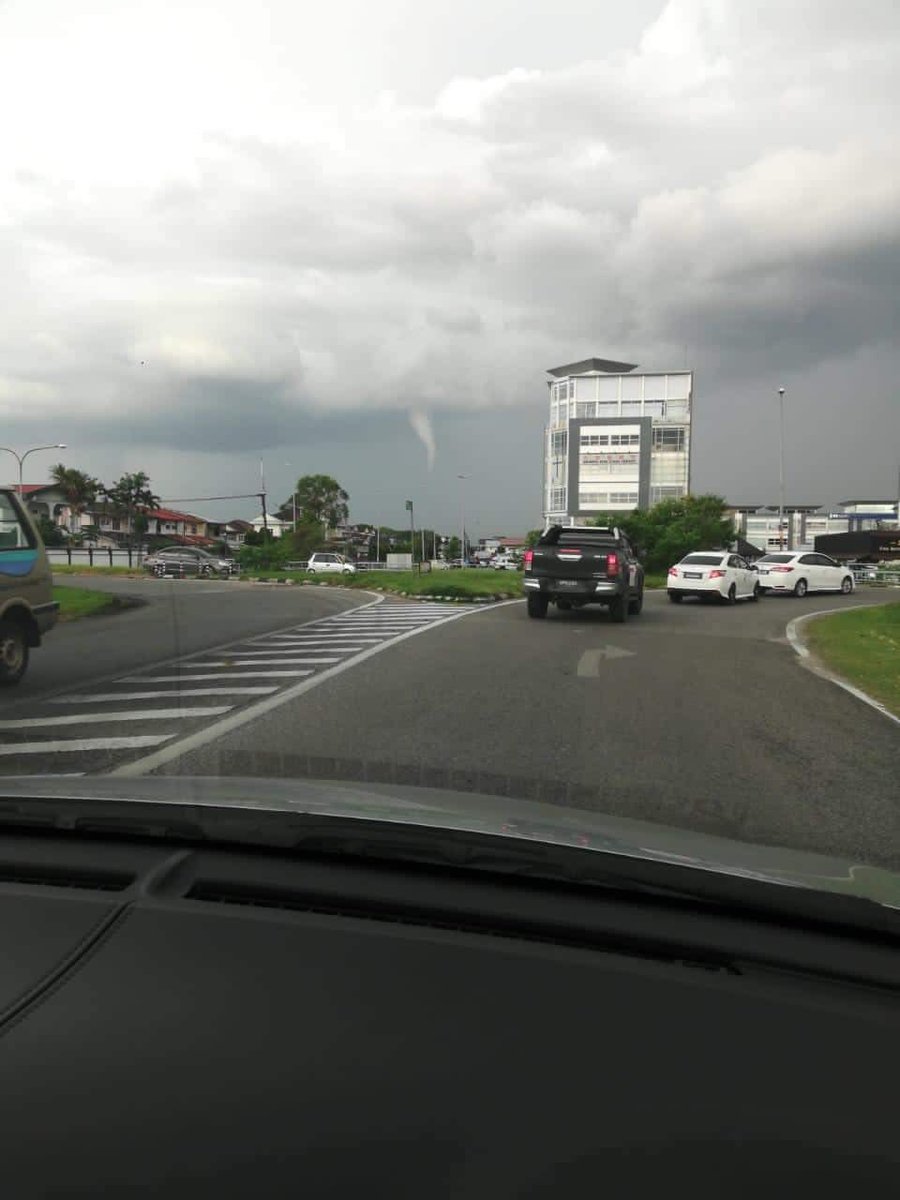 Mini tornado kat Kuching tadi.. Ribut pelir. hati-hati gais.. check bumbung.