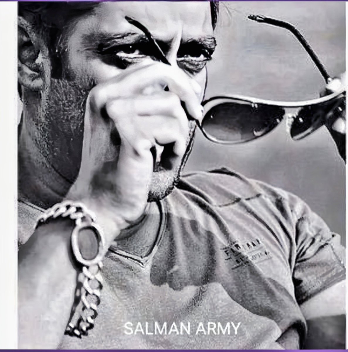 SK_SRK_FC_UK's tweet photo. @SALMANARMY__ Happy birthday 🎂🎂
#beinggoras for you 👇
Deepak me noor Na hota
Tanha Dil itna majbur na hota
Hum aapko khud B day wish karne aate
Yadi aapka aasiyana itni dur na hota ❣️
#SalmanKhan #ShahRukhKhan https://t.co/D6FMVI7H4t