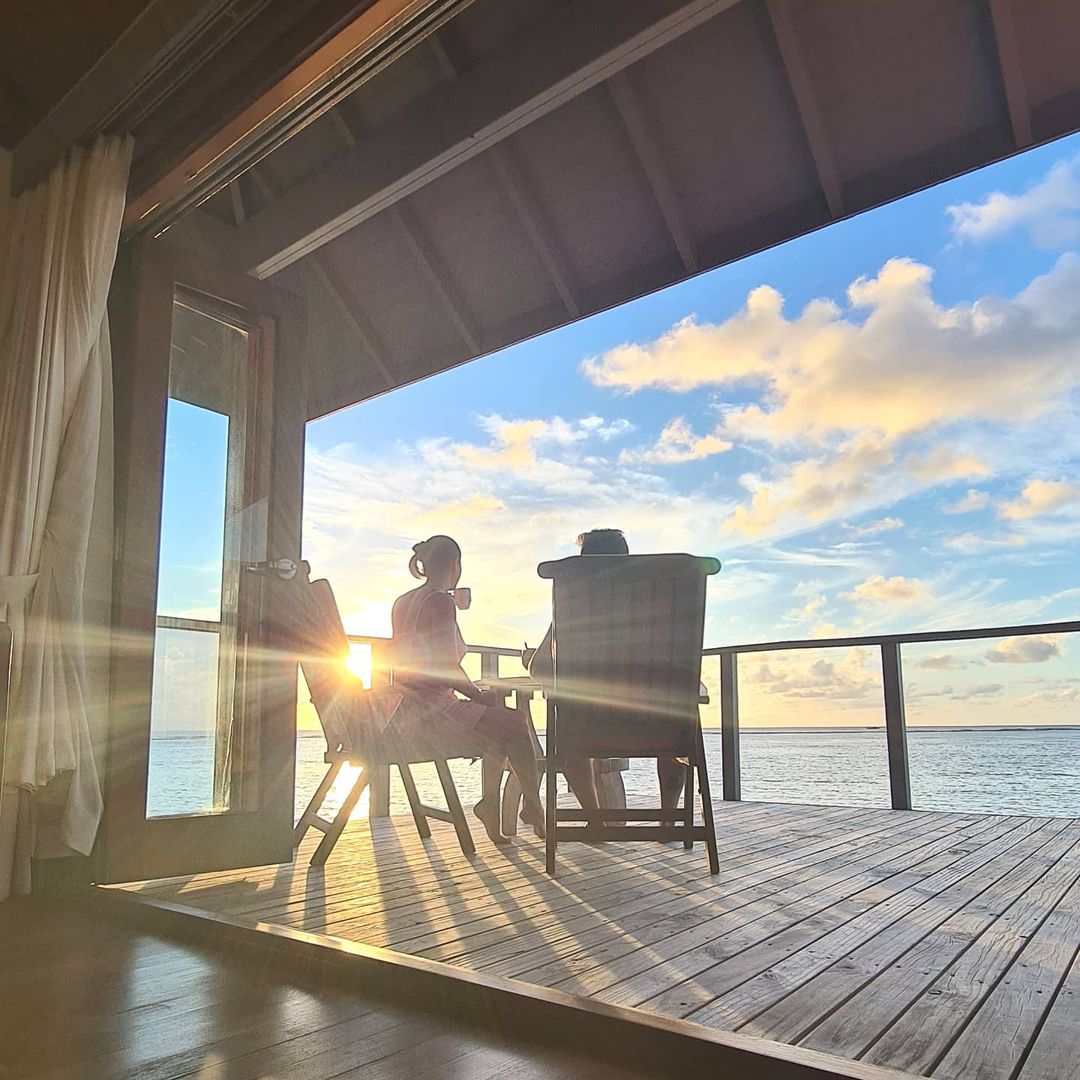 Meeru_MV's tweet photo. Endless ocean views to go with your morning coffee. Enjoy! at Meeru Island Resort &amp; Spa 🤗☀️🌊☕️

Image by IG: @ericamessias

#meeru #meerumaldives #maldives #jaccuziwatervilla #sunries https://t.co/Fl0nHz5Mbo