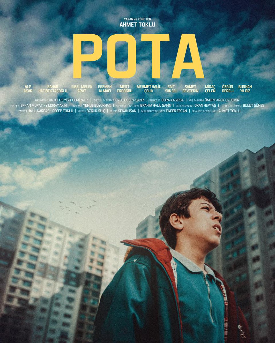 Ahmet comença a treballar en una petita botiga d'una zona de luxe a prop del barri humil on viu quan el seu pare, que va marxar a treballar a Rússia, no pot enviar diners a casa... "Pota", avui, al @CerdanyaFF en VOSC