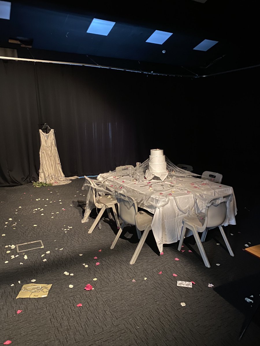 CrawLiteracy's tweet photo. The scene is set. How quickly will our lucky Y9 students be able to escape from Satis House? #CrawshawsFestivalOfReading https://t.co/XWPJgSIEdk