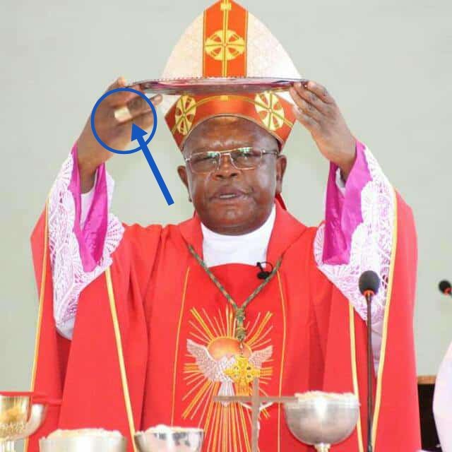 MariaNtusani's tweet photo. #Tata_Cardinal n'est pas marié mais sur son doigt, il y a bague de mariage.

Qui peut m'expliquer ? https://t.co/noWohnLWtB