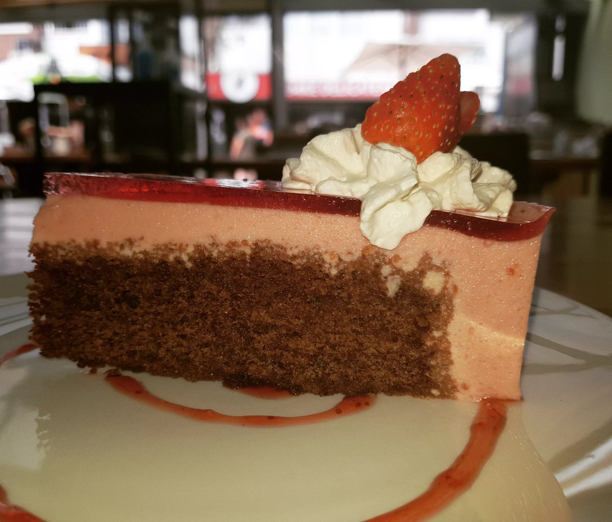Er is weer verse huisgemaakte taart! Bavarois van rood fruit op chococake. Wat voor een taart zullen wij de volgende keer maken? #cake #bavarois #chocolate #pancakes #pannenkoeken #wafels #poffertjes #WadLekker #DeKoog #Texel