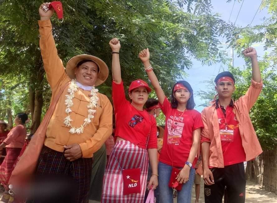 SAC forcibly abducted Myingyan’s Region Hluttaw Representative U Kyaw Soe Naing’s wife, son, underage daughter &amp; a woman living with them as hostages since they couldn’t find him.
JUNTA USES COVID AS WEAPONS

#July21Coup 
#WhatsHappeningInMyanmar