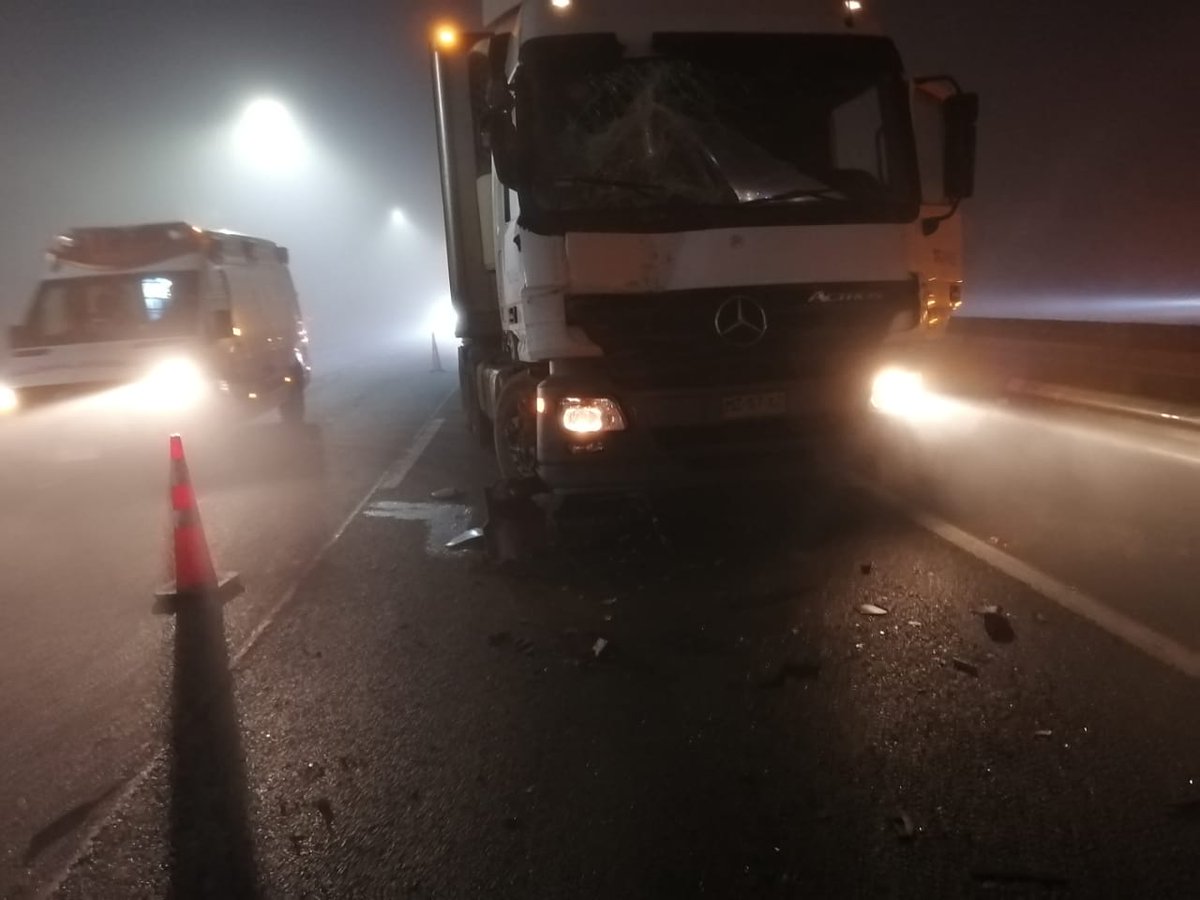 rutadelmaipo's tweet photo. ⚠️Accidente km 159 en dirección al Norte #Ruta5Sur, sólo una pista habilitada. Se mantiene niebla en el sector. Respete señalización en el lugar. @Red_OHiggins @biobio @radiocarab @pasioncamionero https://t.co/MeIQnlo8ow