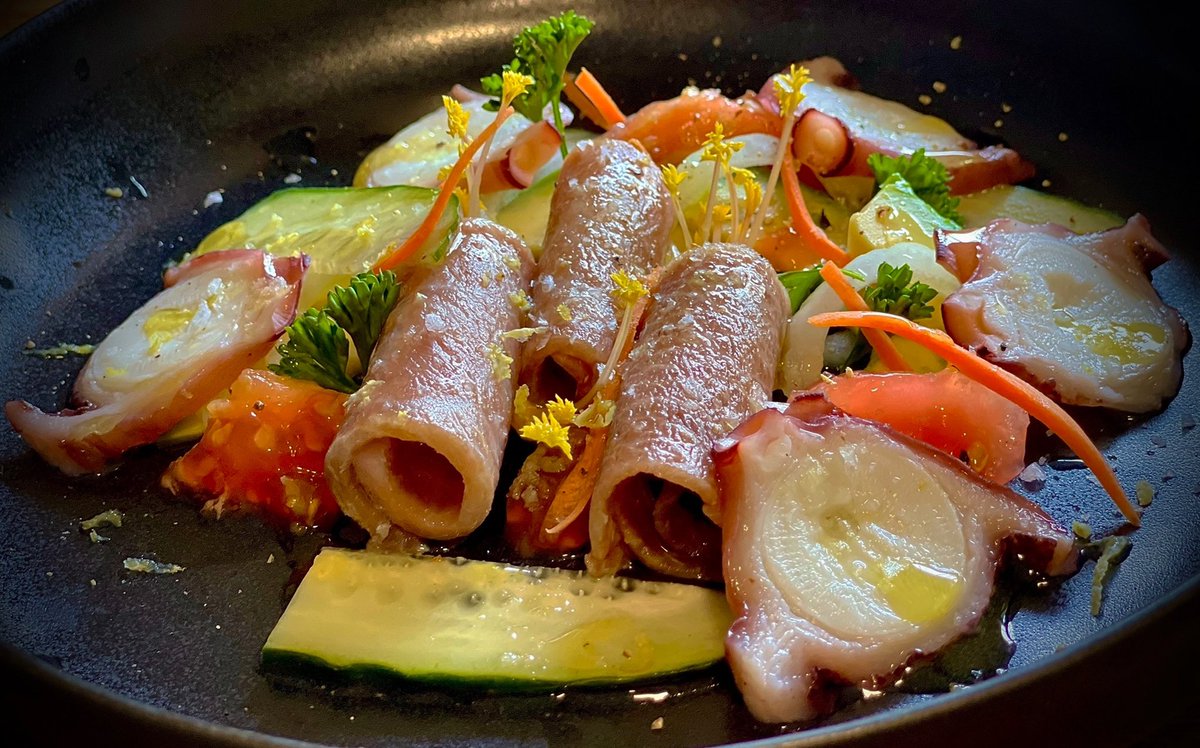 Atuneate's tweet image. Nuestro amigo #atunero Antonio Medina nos envió ayer esta delicia 😋 Ijada de atún rojo, pulpo cocido, toque de limón y pimienta y regado con buen AOVE, muchas gracias Antonio por compartir este plato con nuestra comunidad de #tunalovers #atuneando #salad #atunrojo #atuneate