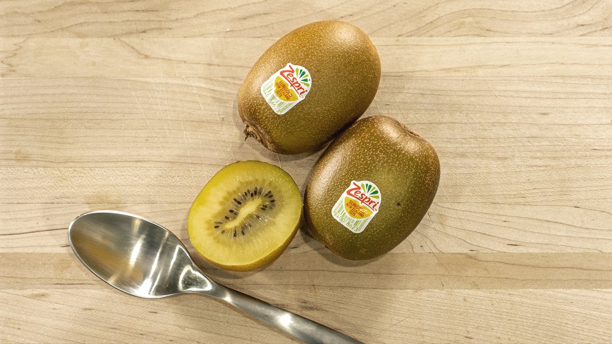 TheProduceGeek's tweet photo. NEW VIDEO - Scoop Sweet-Mellow SunGold Kiwifruit! Delicious SunGold Kiwifruit are perfect for anyone that thinks Green Kiwifruit is too tangy. Plus, tips and how to know when SunGold Kiwifruit are ripe.

https://t.co/z9AXY82ytW https://t.co/anm0HrQLCi