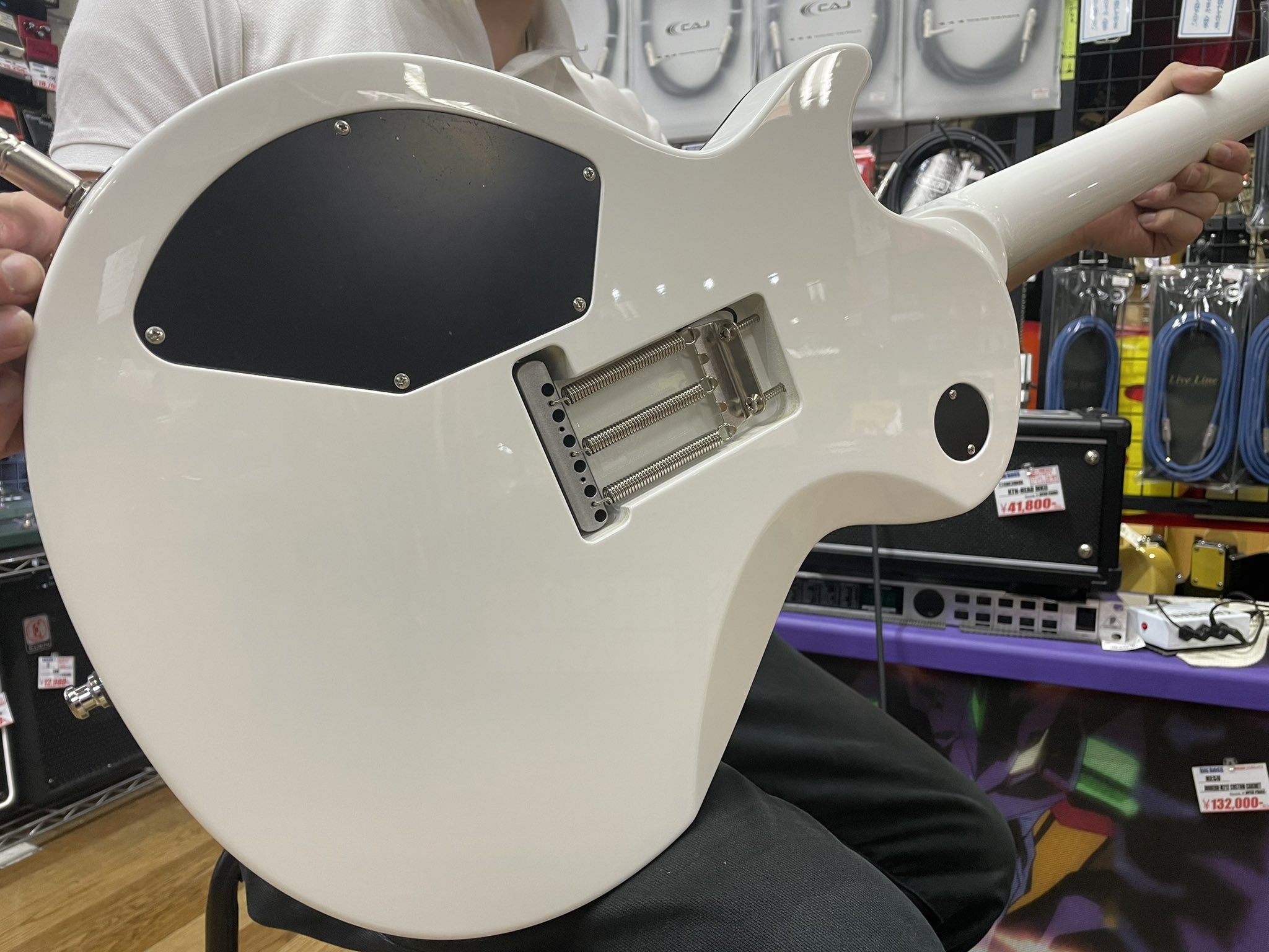 Twitter 上的 Bigboss広島 Esp オーダーメイドギター 納品いたしました Esp Ecモデルを元に ホワイトで統一されたカラーに ブラックバインディングが とてもかっこいい一本ですね Y様大変お待たせしました いつもありがとうございます ギター Espguitas
