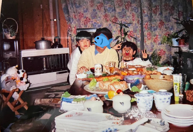 過去のぬい天兄弟の写真見て左にあるのが当時の私のぬい棚 