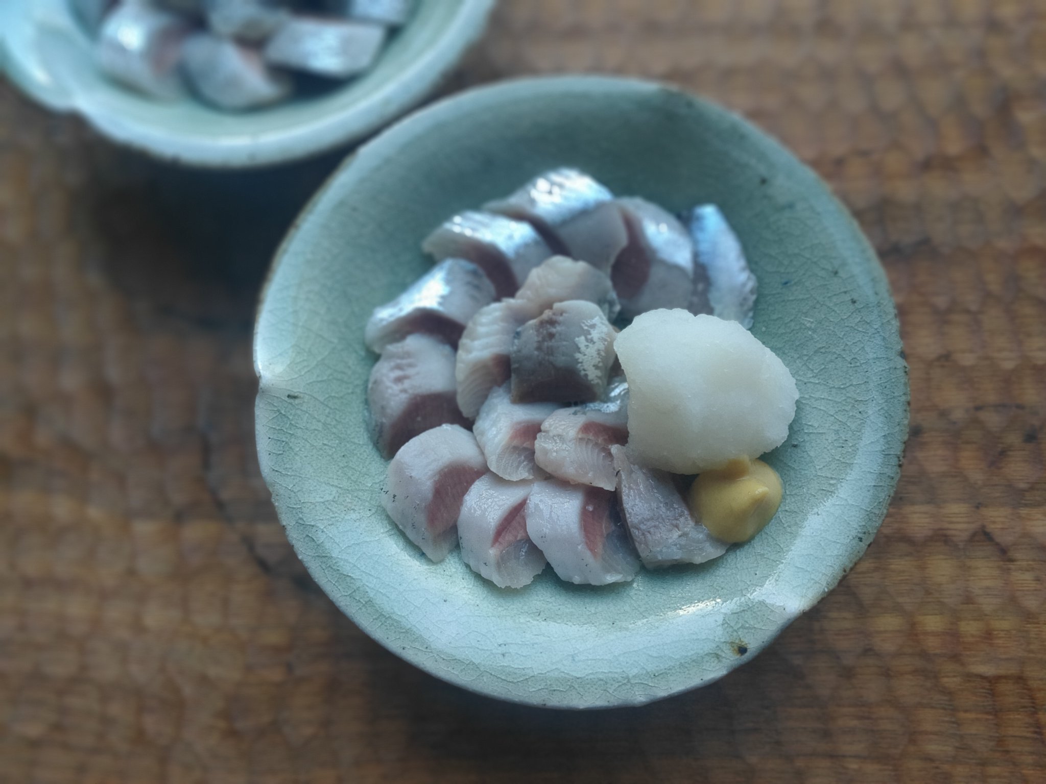 寿木けい いわしの刺身 頭と鱗を落とし 腹を開いて洗った鰯 3枚におろし 小骨を指先でちょいと抜いて 薄皮をむく 強めに塩をして 冷蔵庫へ1時間 水で塩を洗い流し 酢 水 氷を張ったボウルで優しく泳がせる 水気をよく拭いてから切り 練辛子と