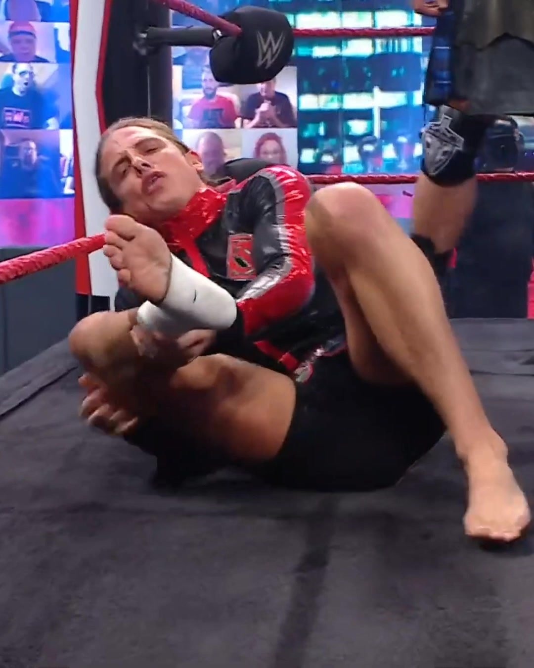 wrestlersfeet s video Tweet