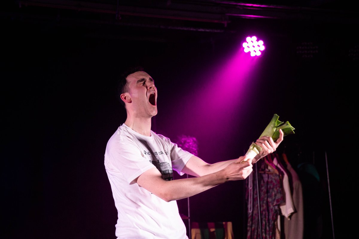 RyanELane's tweet image. RYAN LANE WILL BE THERE NOW IN A MINUTE is back!
@abovethestag 29th &amp;amp; 31st July! 

“Does monstrous things to leeks and the rules of rugby” @lyngardner via @StagedoorLDN 

more info&amp;gt;&amp;gt; bit.ly/3jR9wGg

📸 @StephClaireUK